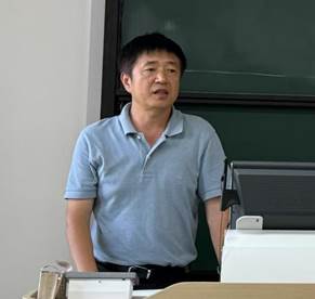 男人站在桌子边AI 生成的内容可能不正确。